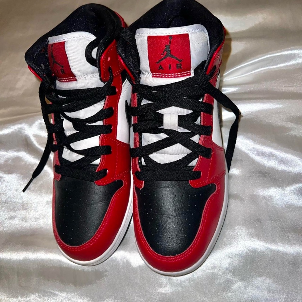 Jordan 1 Chicago Mid Black and red
